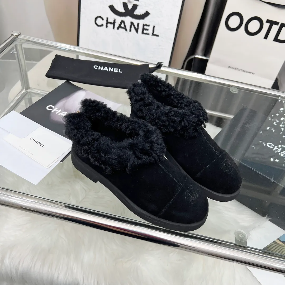 👟👟Ex-factory price 540👟👟 High version of Chanel CHANEL, 🌞🌞🌞Xiaoxiang’s latest 2025 autumn and winter short boots, a must-have item for this autumn and winter season! ! Ms. Chanel loves simple yet irresistible combinations to show her unique style. Mix and match freely to shine⚡Follow Grandma’s fashion steps! ! ! The top-notch craftsmanship and texture are perfectly presented. No matter any details, you can compare them with the counters. The best quality products can be entered and exited from the counters at will! ! ❶Material: imported cowhide/cow suede/wool ❷Lining: sheepskin lining ❸Feet: sheepskin ❹Outsole: original molded sole ❺Heel height: 3cm ❻Number of yards: 35-40 (40 and 41 are customized and non-refundable)